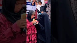 Masya Allah ukhti bercadar bagikan makanan, anak kecil senang bertemu ukhti