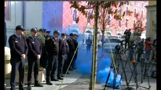 Protesta e banorëve të Unazës së Re para Bashkisë, hedhin shashka dhe tymuese