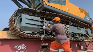 LIEBHERR LTM 1160-5.2 160 TON  ALL TERRAINE CRANE UNLOAD THE HYUNDAI HYDRAULIC EXCAVATOR. (RIGGER)