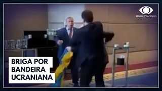 Russo leva socos de deputado ucraniano em parlamento na Turquia | Jornal da Band