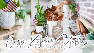 COZY KITCHEN DECOR STAPLES // HOW TO CURATE AN INVITING KITCHEN // CHARLOTTE GROVE FARMHOUSE
