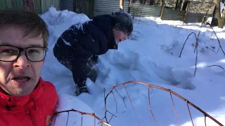 Прыжки в снег на даче