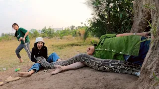 2 Brave Girls Save The 70 -Year -Old Man From The Giant Snake Laying Eggs | Wild Hunter TV