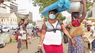 HOW AFRICANS CARRY THINGS ON THEIR HEAD ||AFRICAN WALK VIDEOS