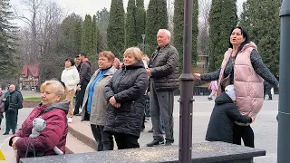 Горіла сосна палала! Співають і танцюють всі на бюветі у Трускавці, Володимир Вермінський