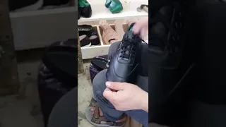 Работа в цеху затяжка обуви на колодку