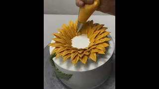 How to make sunflower cake design #cakedecoratingtutorials  #sunflowercakedesign