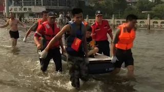 Locals rafted to safety in central China during deadly flooding | AFP