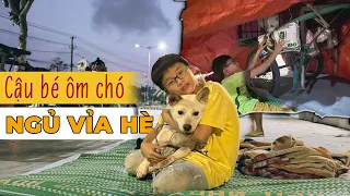 Phát hiện cậu bé ôm chú chó ngủ co ro ở vỉa hè suốt một năm qua rát lễ phép I Phong Bụi