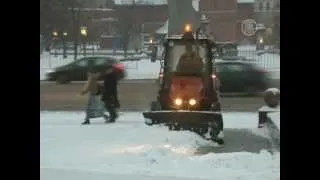 Москва стоит под снегом и в пробках