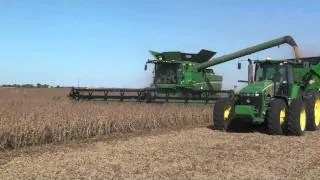 John Deere S680 in Soybeans