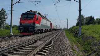Железная дорога. Электровоз ЭП20-012 с поездом Вологда-Москва
