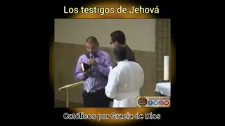 Sacerdote en diálogo con dos testigos de Jehová