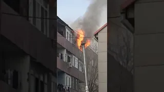 В Атырау горит крыша пятиэетижного дома - 2
