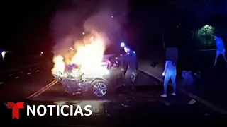 En video: Un policía y otras tres personas rescatan a un hombre atrapado en un auto en llamas