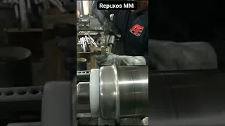 Repuxando panela de alumínio em torno Repuxo top