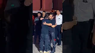 Shah Rukh Khan and Salman Khan hugs each other on the occassion of Salman Khan's 57th Birthday