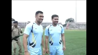 Msdhoni playing football in silli stadium with Sudesh Mahto #msdhoni  #silli #viral #top #video