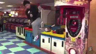 Парень кореец исполняет ШИКАРНЫЙ удар с вертушки ногой по игровому автомату   KI