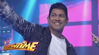 It's Showtime: Gary V sings Look In Her Eyes
