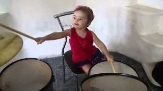 Ashley brincando na bateria do Papai