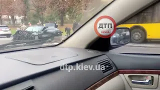 Жёсткое #ДТП #авария с пострадавшими в Киеве на проспекте #Победы у метро шулявка: Мерседес и шкода