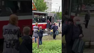Лютий дрифт: На Салтівці трамвай зніс стовп, є постраждалі