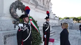 Il Presidente Meloni depone una corona d'alloro alla Tomba del Milite Ignoto all'Altare della Patria