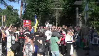 на открытие Новой волны 2014 пришли украинцы с флагом 22 7 2014