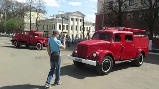 9 мая 2019 г. Въезд ретро-автопарада на Театральную площадь Кирова