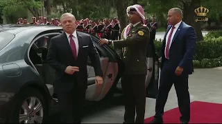 جلالة الملك عبدالله الثاني وجلالة الملكة يصلان إلى قصر زهران العامر