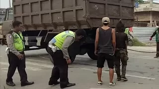 Hanya Di Indonesia Supir Dump Truck Bisa Seperti Ini