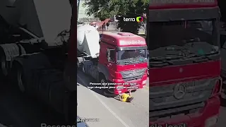 Motorista abre porta e joga motociclista para debaixo de caminhão no RJ #Shorts