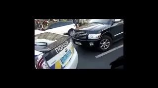 Слава сдайся, всё нормально! Полиция Киева избила водителя