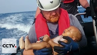 Fotografía de un bebé ahogado captura la tragedia en el Mediterráneo