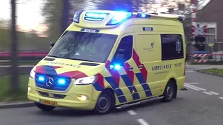 [Piepende banden/toet toet] Vele verschillende Ambulances met spoed onderweg in Nederland