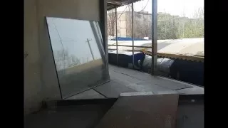 Вандалы разбили стекло, кирпичом в стекло. Vandals smashed the glass in the glass brick