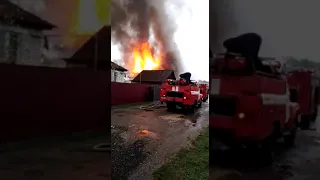 Пожар в г.Рыльске.Работа пожарных которые ничем не помогли и люди остались без всего