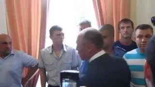 Мамай пытается сбежать из сессионного зала (Полтава, 10.07.2015)