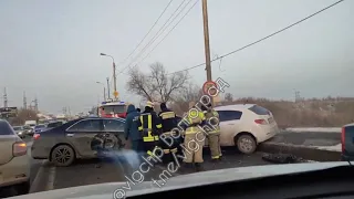 На Волжской ГЭС Toyota протаранила две машины