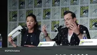 Tatiana Maslany playing Clone Improv at SDCC 2016 - Alison Hendrix