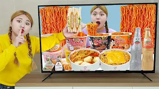 Mukbang Korean Noodle Convenience Store 24 Hours Eating Food by HIU 하이유