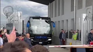 Il bus dell'Atalanta assalito dai tifosi