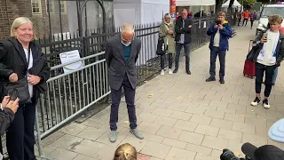 Lasse Virén Tukholman Olympiastadionin Walk of Fame -nimikkolaatan paljastustilaisuudessa.