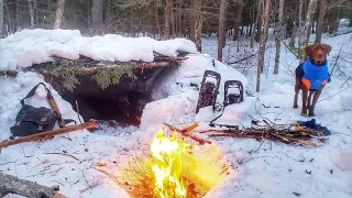 Solo WINTER BUSHCRAFT Build Natural Primitive Survival Snow Shelter - Campfire Cooking #Shorts