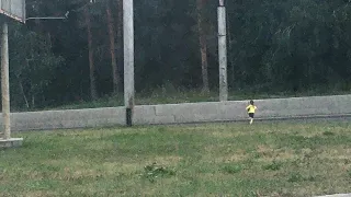 В Каменске-Уральском ребенок бегает по проезжей части