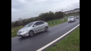 VW Golf escorrega no Óleo na Pista e Cai no Barranco Rodovia Ribeirão Preto acidente impossível