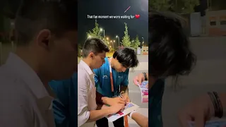 🇮🇳 Neeraj Chopra signing autographs for fans after winning Gold in World Athletics Championships