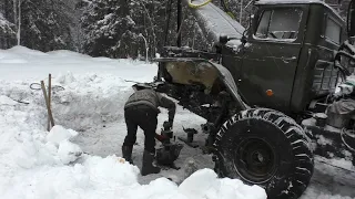 Ремонт Урала на дороге после аварии.