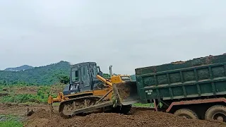 BULLDOZER resque 10 wheeler dumtruck deliver gravel mad sink.